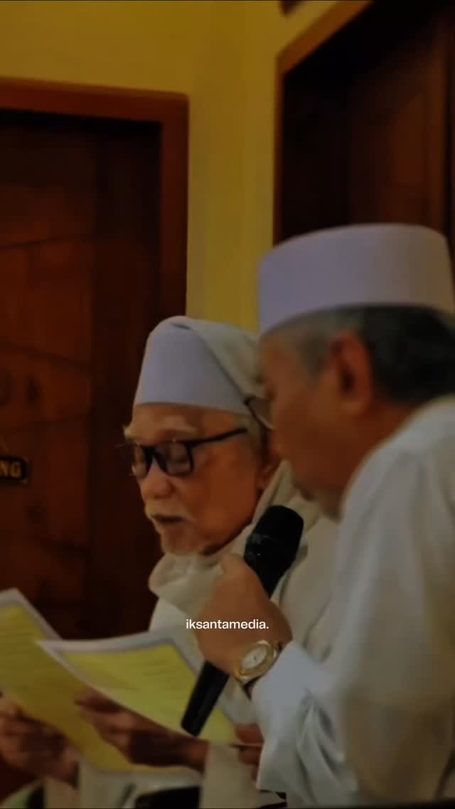 Zamane wes koyok ngene. Pesenku nek nduwe anak, pondokno, golek pondok sing Ahlussunnah Wal Jama'ah. KH. M. Anwar Manshur #santri #ngaji #lirboyo