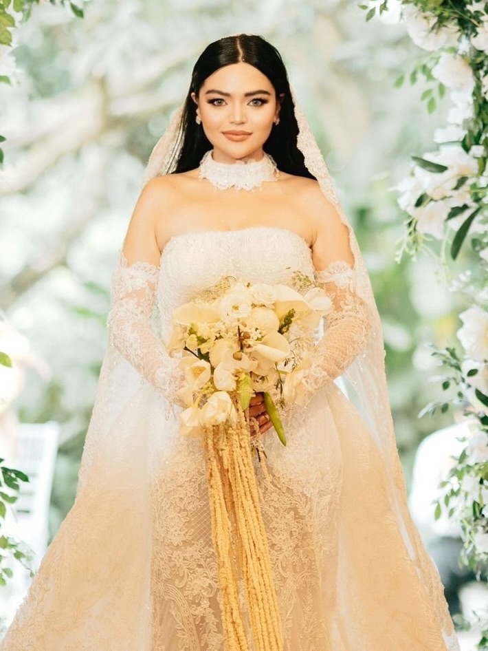 Our radiant bride, Karen Ace Juta @karenacejuta weds in a lovely custom-made Michael Cinco lace wedding gown as she celebrates a beautifully elegant ceremony in the Philippines. #Couture #M5Brides #M