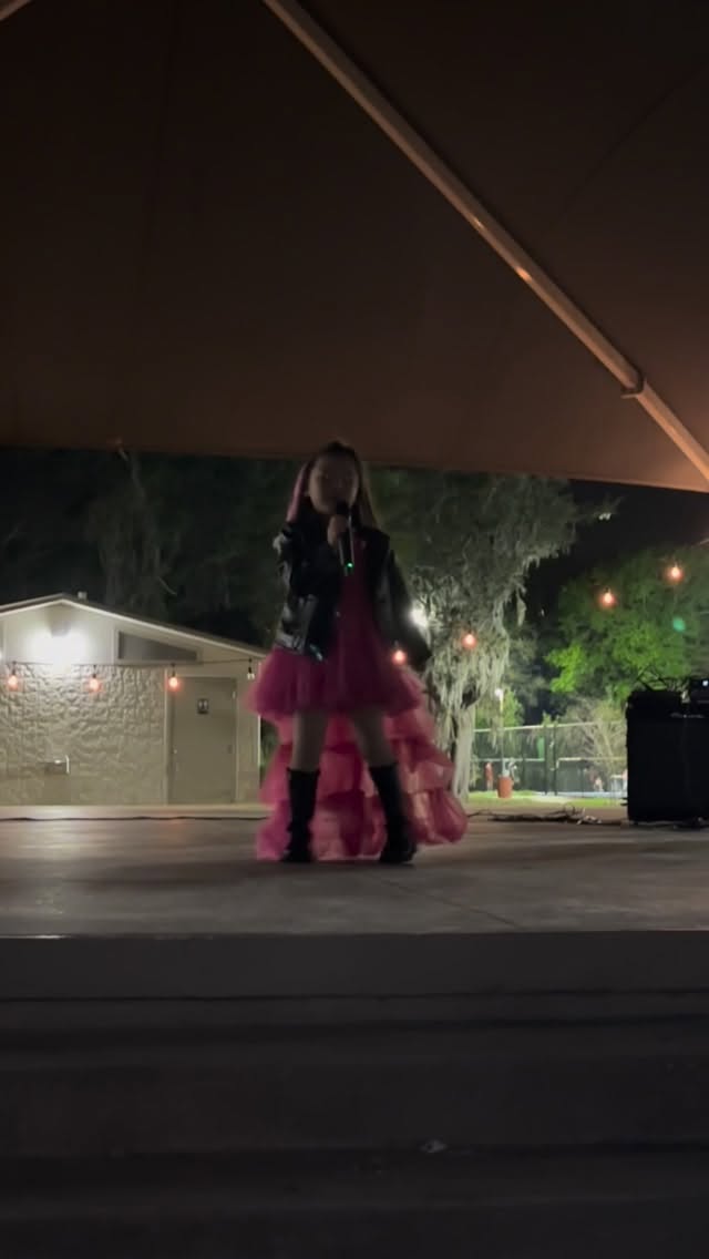 When beauty requires sacrifice, you sometimes have to find creative ways to deal with the situation #momlife #momhack #beautiful #hairstyle #lifehack