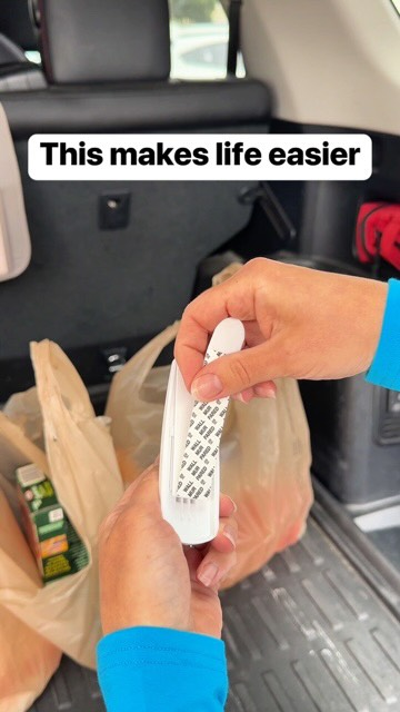 Simple tip I use to keep groceries from tipping over and to make carrying everything inside way easier 🙌 #groceries #groceryshopping #simplify #shoppingbag