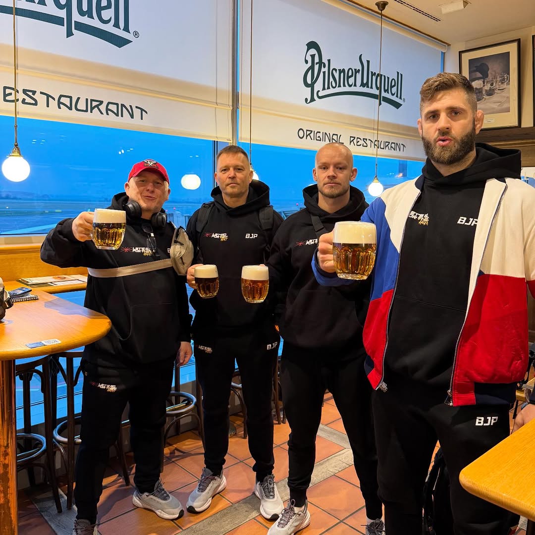 Here we go ⚡️♾️⚡️ 3 weeks to the Fight special thanks to the lady who served us beer before opening time so we could keep the tradition🙏 ⚡️👑⚡️ LETSGOFORTHAT/HUNT