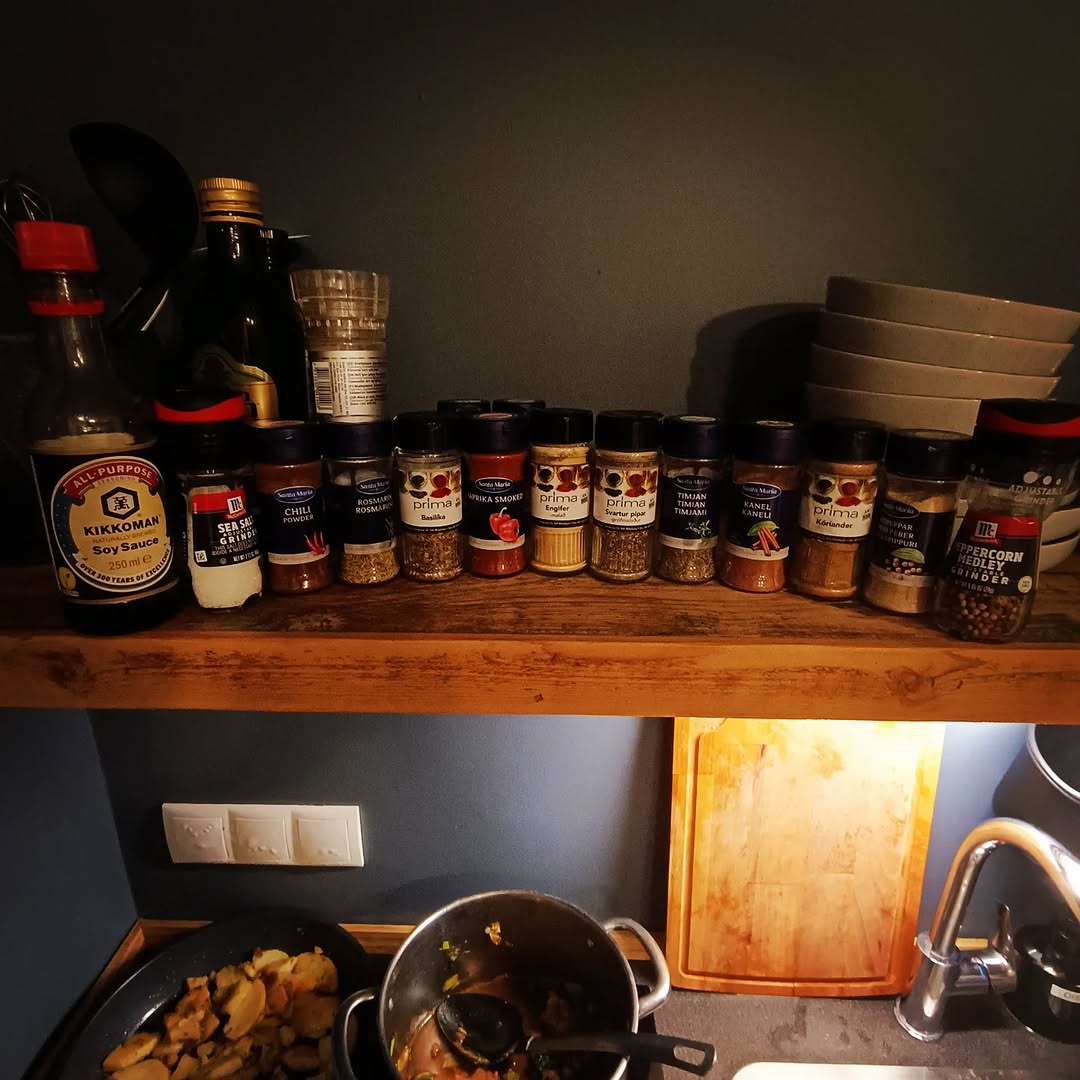 Cuando viajo y llego a los alojamientos temporales, como son lugares en donde uno cocina por comodidad y para ahorrarse el gasto de restaurantes, siempre encuentro especias. Son las que van dejando l