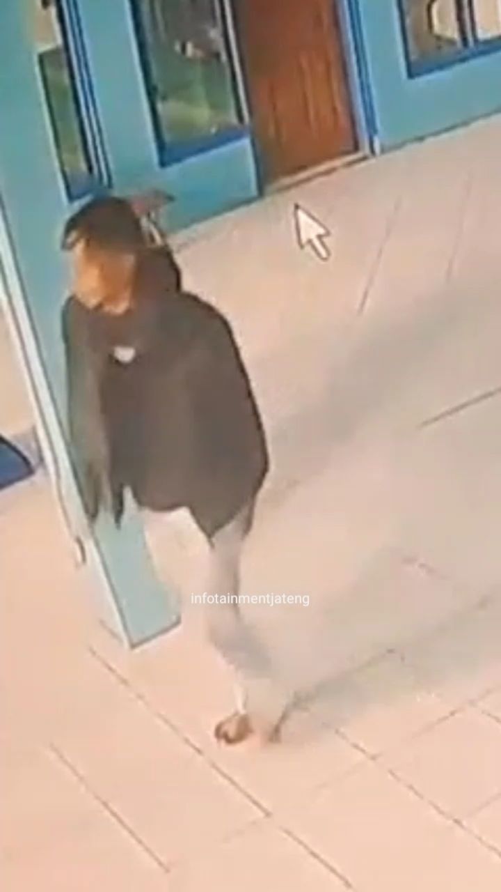 TERPANTAU Ditinggal Salat Jamaah, Motor Driver Ojol Dicuri di Masjid Batursari Mranggen Dalam aksinya, terlihat seorang pelaku membawa kabur sepeda motor milik pengemudi ojek online saat melaksanakan