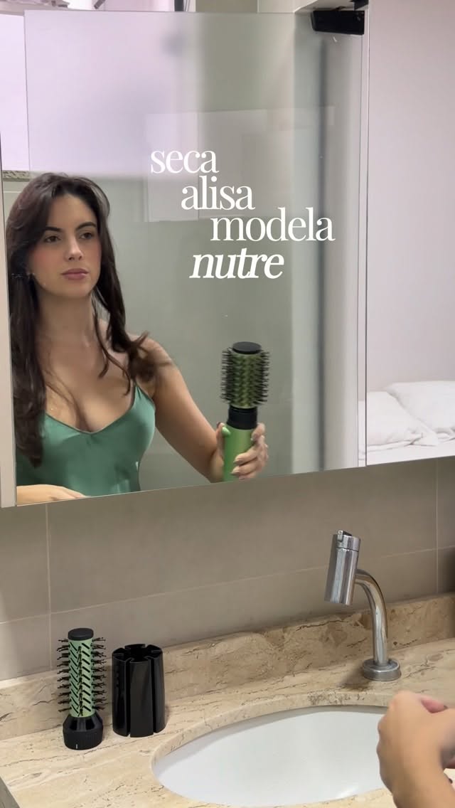 toooodo mundo tem um vício né… e o meu é praticidade (e um cabelo com cara de salão sem esforço nenhum) depois que eu comecei a usar a Escova Rotating Nutrah Be Emotion da @polishop, eu simplesmente n