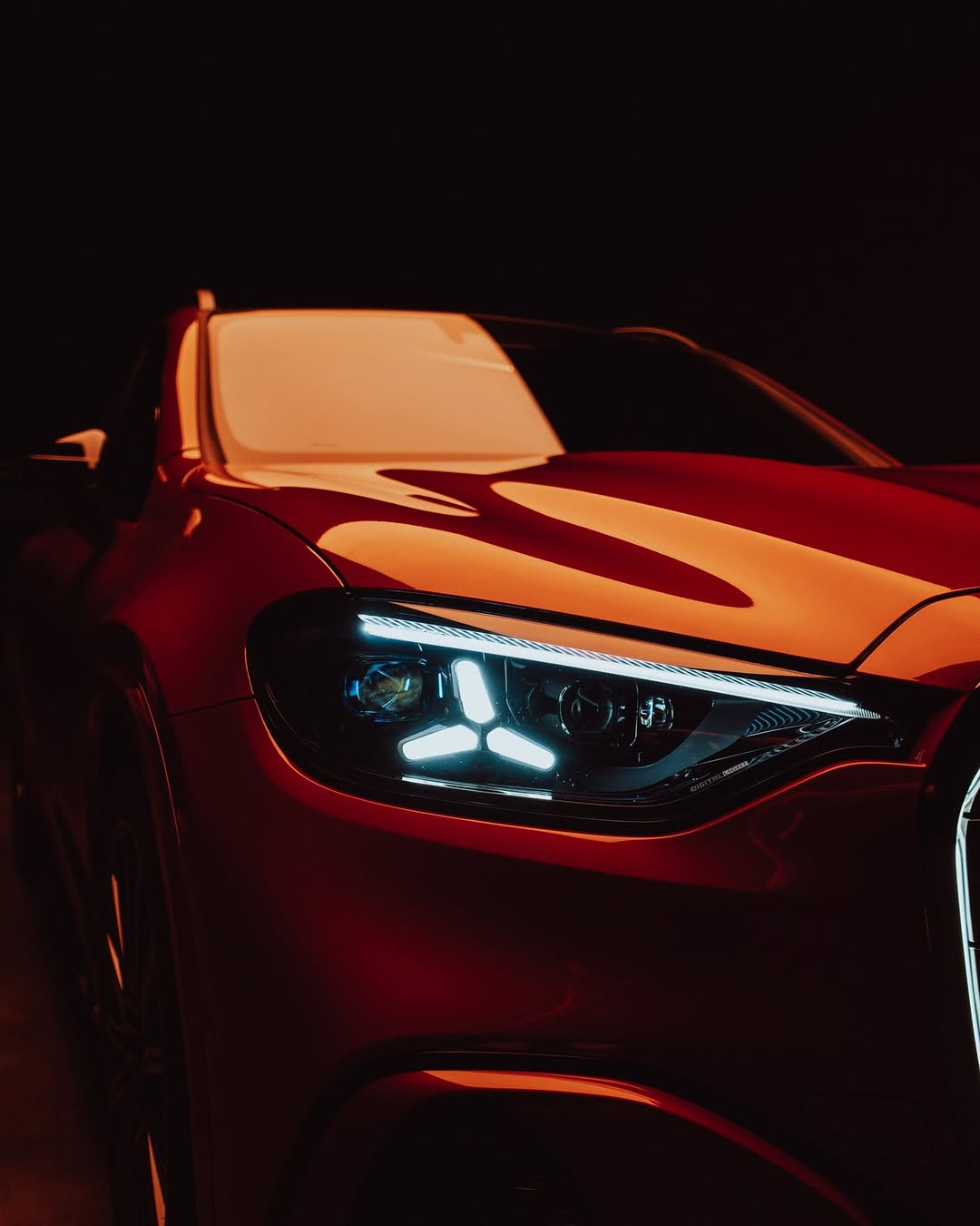 All this darkness, we need some vitamin GLC π π· @visionsofjk for #MBcreator #MercedesBenz #GLC [Mercedes-Benz GLC 400 4MATIC mit EQ Technologie | Energieverbrauch kombiniert: 18,9β14,9 kWh/100 km |