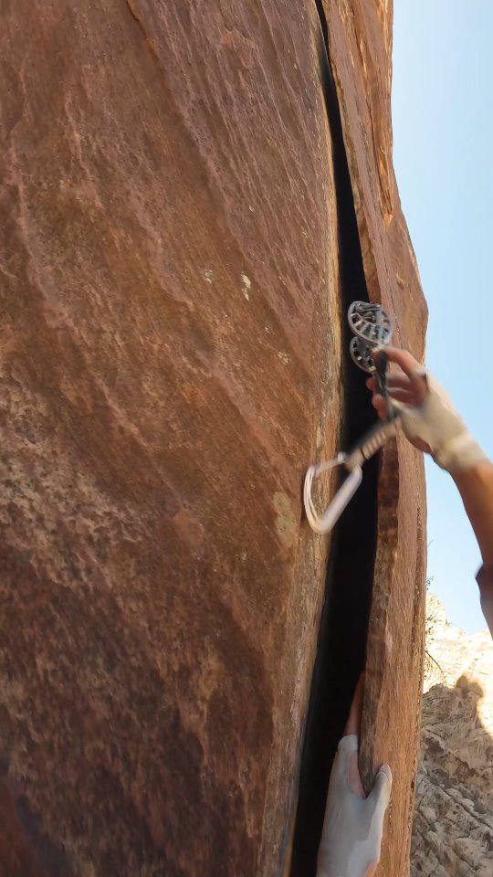 Think That Flake Would Hold? 🤔⬇️ . . Pitch 1 of Adventure Punks (10+) #rockclimbing #tradclimbing #hikingadventures #redrockcanyon #climbing