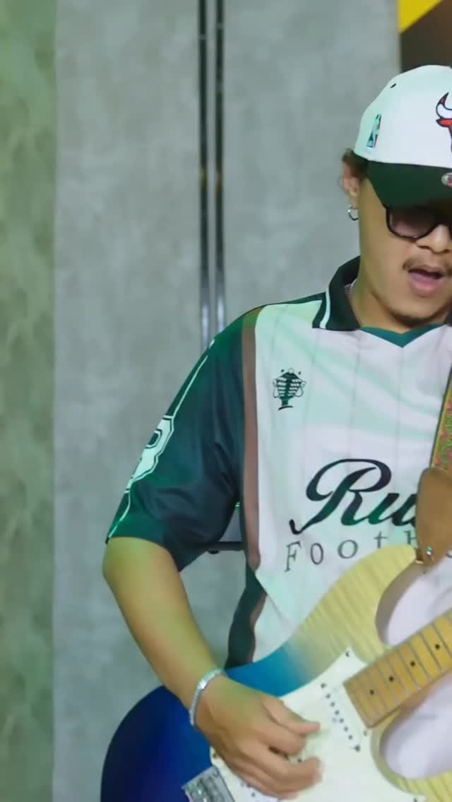 dulu kita suka dan sering banget whatsappan chit - chat sampe gatau waktu karena duniaku hanya di isi semuanya sama kamu dulu kita sering dinner nonton film di bioskop berdua (Malam Mingguan lah pokok