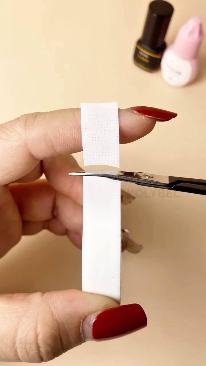 🩹 One Tape, Two Uses — Upper & Lower Lids, Covered! 👁️✨ Watch the video to see it in action — and add this studio essential to your kit today! 🎥 🚚 𝐅𝐫𝐞𝐞 𝐒𝐡𝐢𝐩𝐩𝐢𝐧𝐠 🌍𝐆𝐥𝐨𝐛𝐚𝐥 𝐜𝐮�