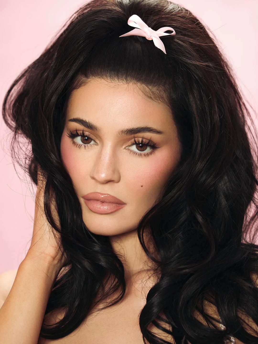 the soft peach blush kylie’s wearing this spring 🎀🌸 shop our hybrid blush in ‘summer sorbet’ on kyliecosmetics.com and @ultabeauty!