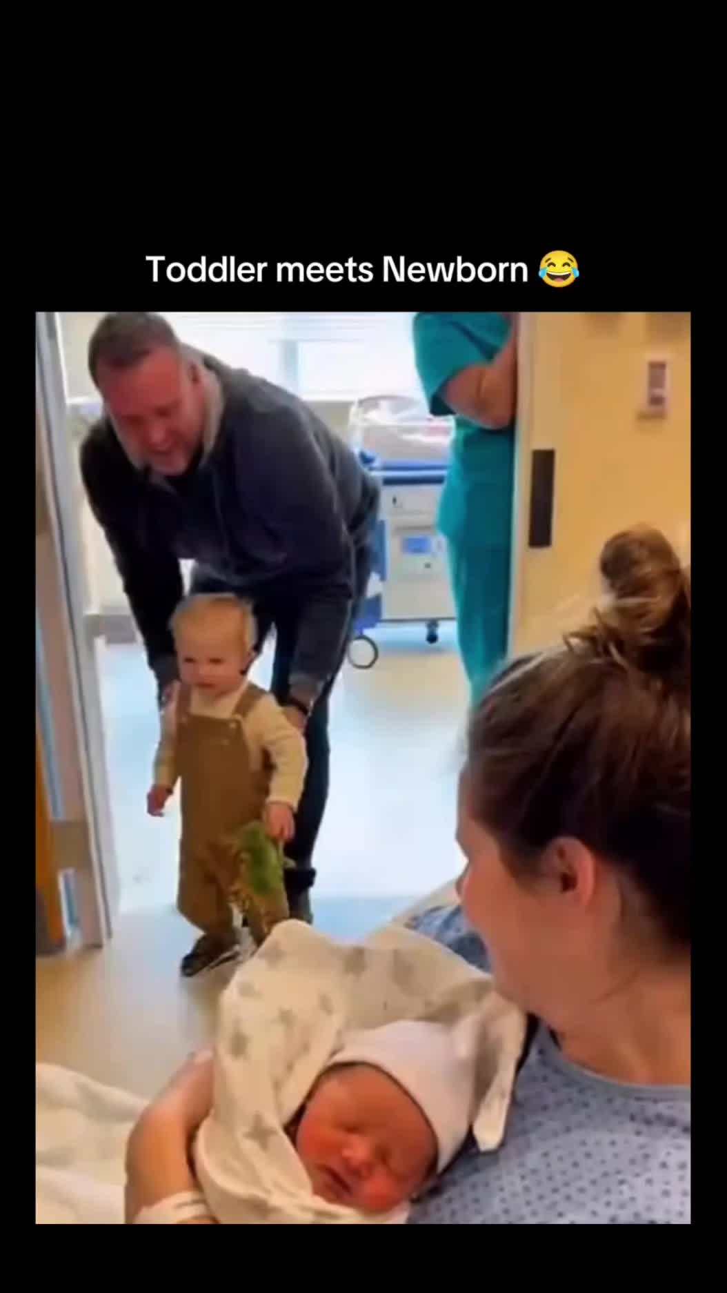 This 60-second clip shows a toddler meeting a newborn for the very first time, turning a simple introduction into a mix of curiosity, confusion, and pure innocence as the child tries to understand thi