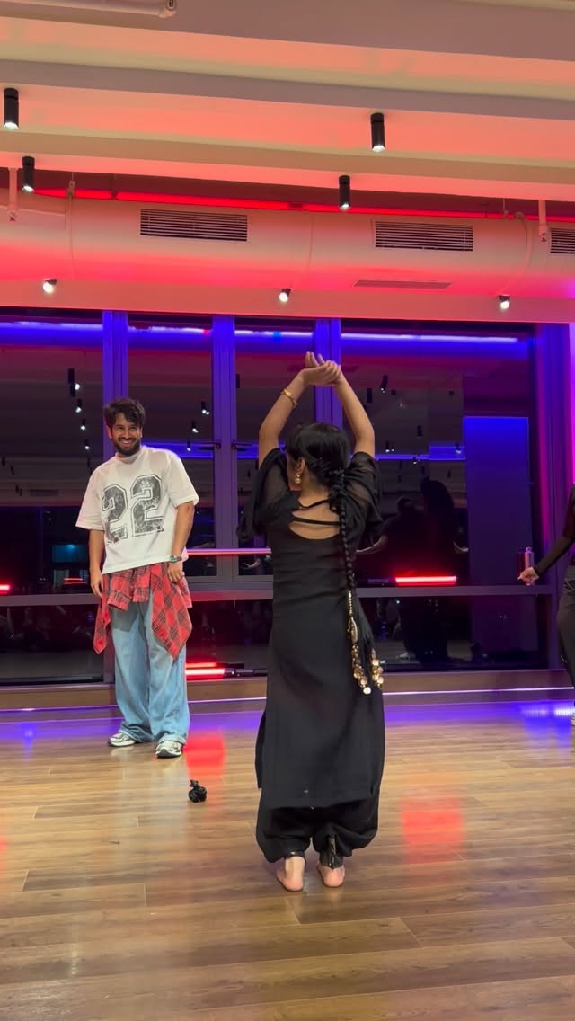 The girl once told her voice wasn’t good enough… became Shakira.🔥 Started at 8… they still doubted. Rejected once… remembered forever. “Just dance?” — that’s where confidence was born. 140+ IQ… and