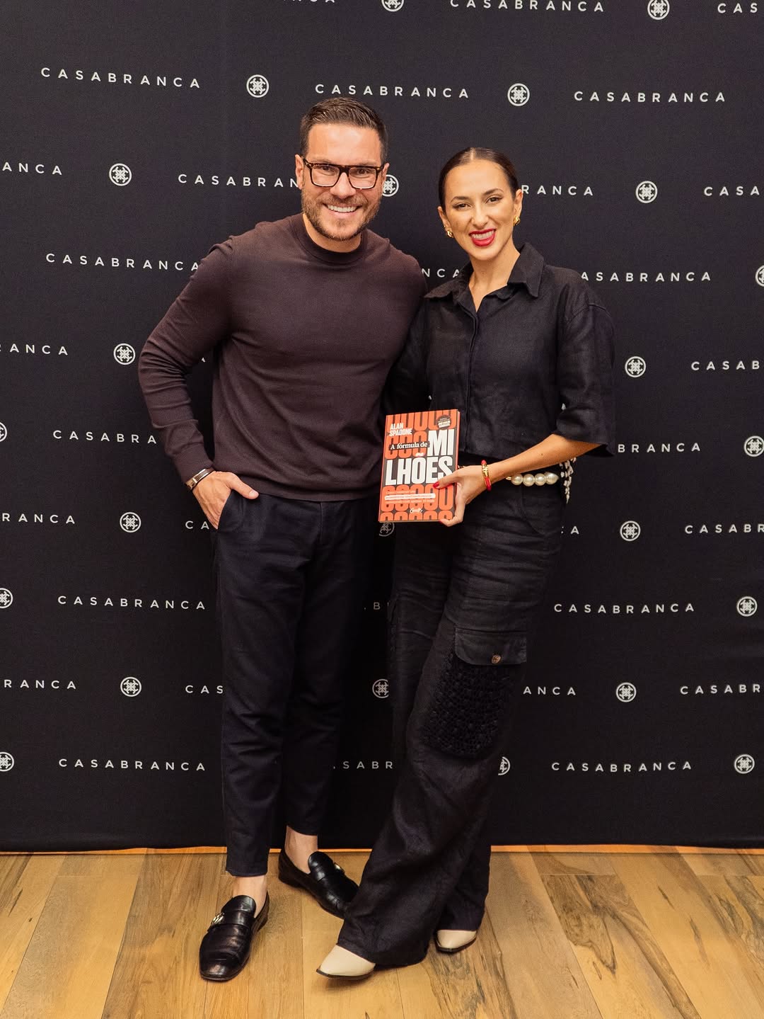 Esse livro autografado não é um presente. É um lembrete e, pra muita gente aqui, um marco. Ontem, as autoridades do Casa Branca Experience saíram com ele como símbolo de um compromisso público: assumi