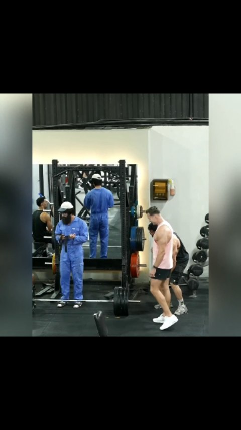When physics leaves the chat mid workout π€―π Credit @vladimirshmondenko #fitness #workout #bodybuilding #training #muscle
