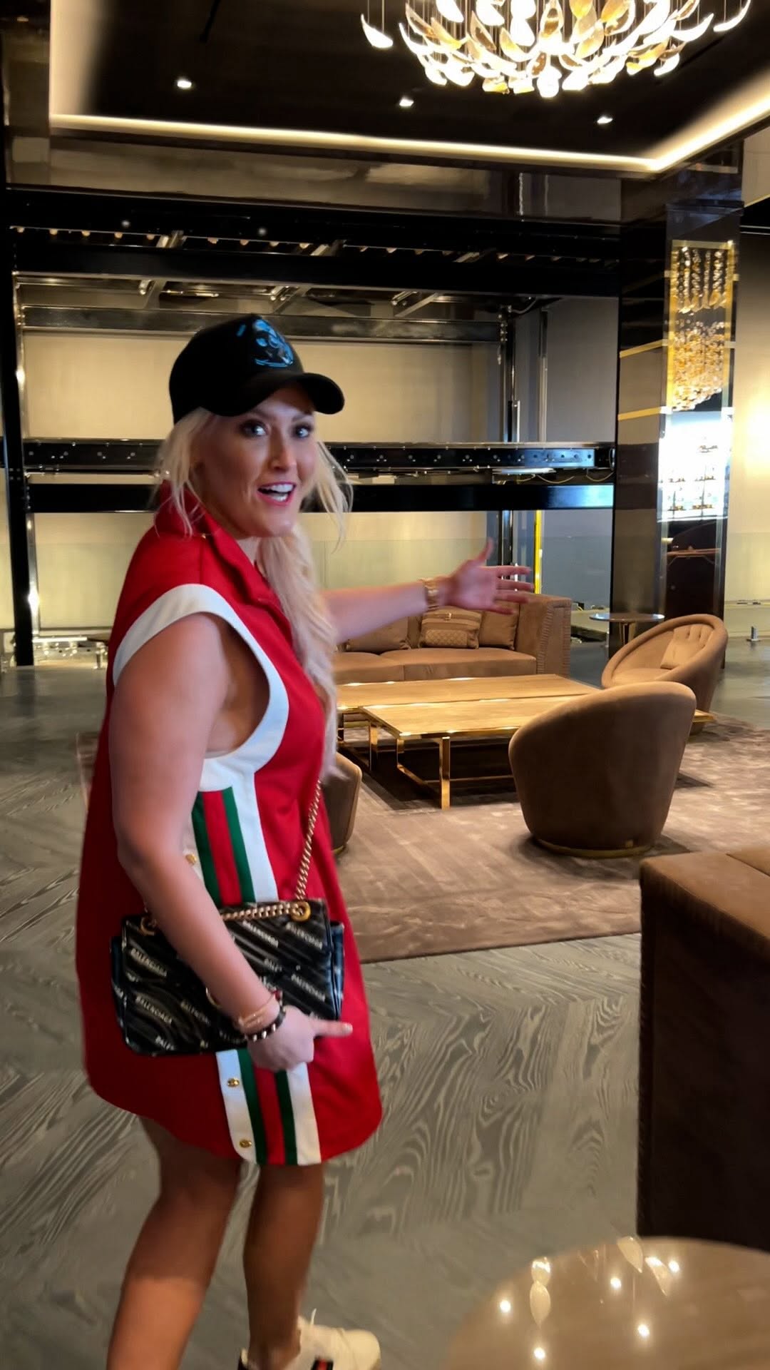 This $140m mansion in Bel Air includes a car lift inside the garage 😍🏠 #mansion #supercars #sbxcars