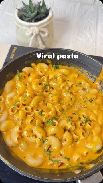 #Weekend Reel by @flavoure_feast - Creamy, cheesy, and loaded with flavour
This spicy pink sauce pasta is the ultimate comfort food you can make in minutes!
Perfect for quick cravings a