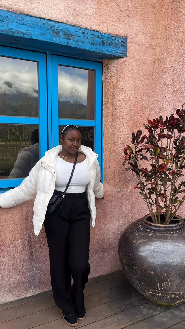 Hoje o tempo celebra você, minha filha, e eu celebro o privilégio de te amar há 21 anos. Mesmo com oceanos entre nós, nada é capaz de diminuir a força desse vínculo que vive em mim. A distância só rev