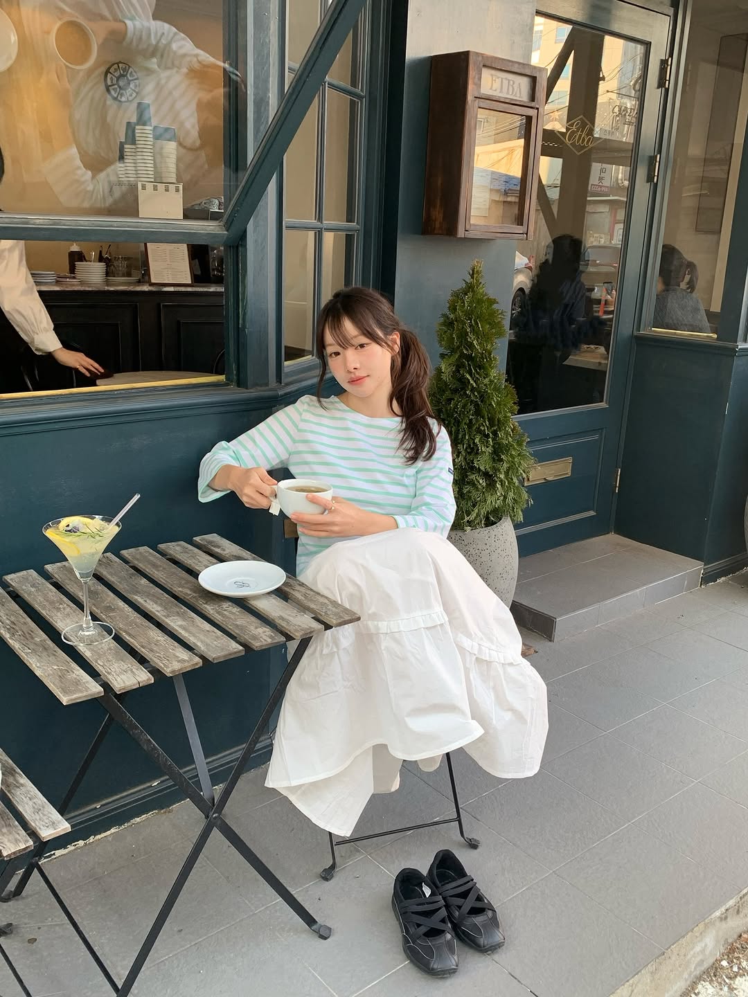 날씨가 너무 좋았던 주말,#광고 @saintjameskorea 의 26ss 뉴컬러 (가라티 II)와 함께 나들이 다녀왔어요🤍 활용도 좋은 스트라이프 티셔츠에 봄에 어울리는 컬러라 마음에 쏙 들어요 ••🧺 클래식한 스트라이프 패턴에 면 100%라 소재도 너무 좋고-! 손목이 살짝 들어나는 기장감이라 여름까지 쭉 입어줄 예정! ☀️ #세인트제임