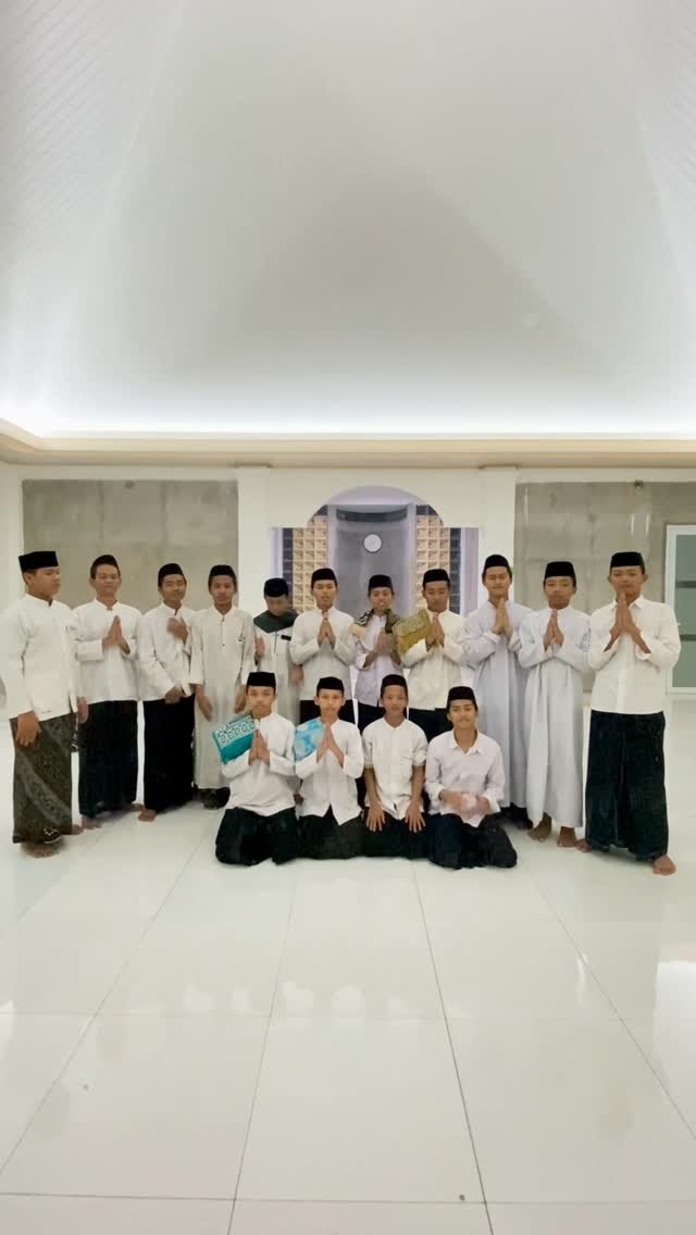 Segenap Keluarga Bersar Yayasan Fajrul Amanah mengucapkan: Selamat Hari Raya Idul Fitri 1447 H / 2026 M Minal Aidin Wal Faizin, Mohon Maaf Lahir dan Batin. Di hari yang fitri ini, mari kita jadikan