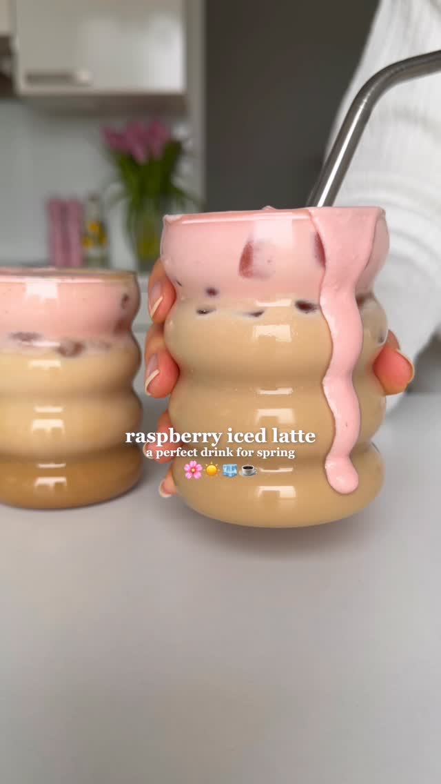 Raspberry Iced Latte🌸☀️🧊☕️ This is a yummy drink idea for spring🤩 • for one serving of the cold foam: 1/4 cup fresh raspberries (60 ml / 65 g) 3 tablespoons heavy cream 1 teaspoon maple syrup 1/4 t