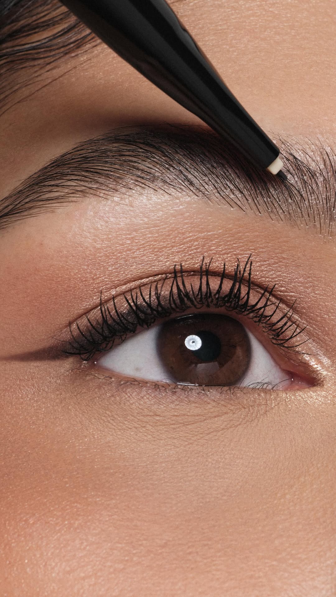 We defined the arch. Now we’re redefining it. Archibrow — microbladed effect. Zero commitment. Now on the Sephora app