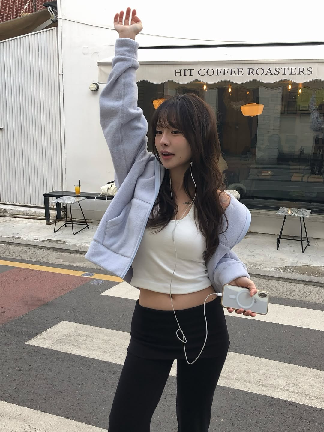 요즘 날씨 좋으니까 저절로 웃음이 나~~☀️🤍 지금 입기 딱 좋은 @auber_kr 셋업 입고 미숫가루라떼 마시면서 행복 가득했던 하루