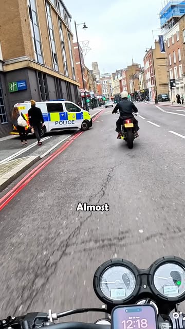 #Goodvibes Reel by @harveyridesbikes (verified account) - Close calls in London 😬
If you assume everyone can't see you, you'll be fine 🖤🤍
Ps - it's filtering (:
Love you x
.
#harveyridesbikes #harvey