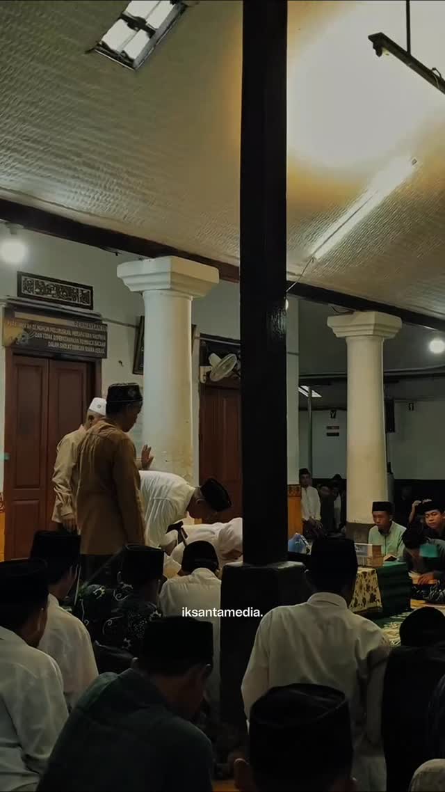 Nek sowan kyai diaturi unjukan dientekno, diniati ngombe ilmune kyai. KH. M. Anwar Manshur