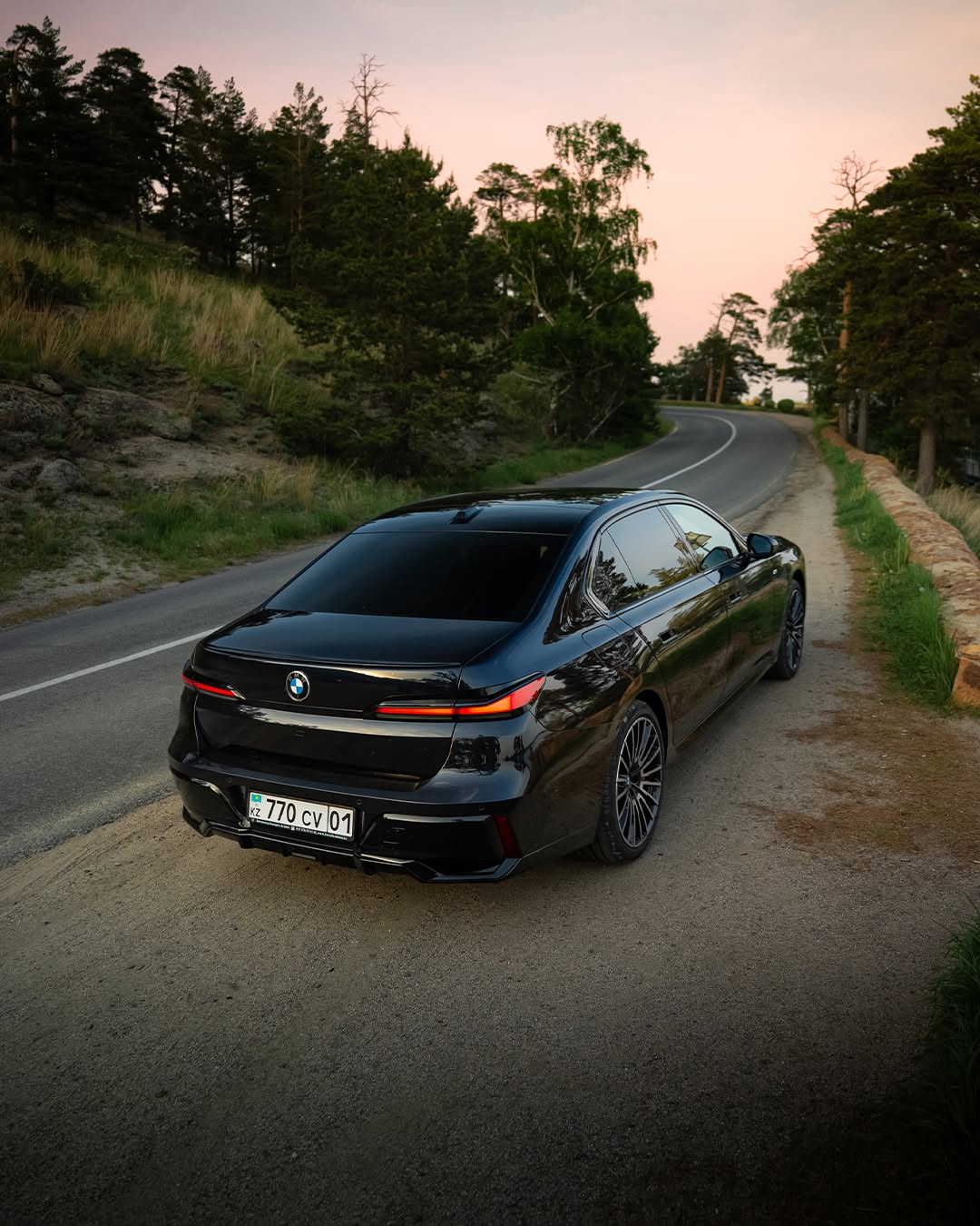 It's worth stopping the drive when the view is this good. π
πΈ @zarif.kahm #BMWRepost The BMW 7 Series. #THE7 #BMW