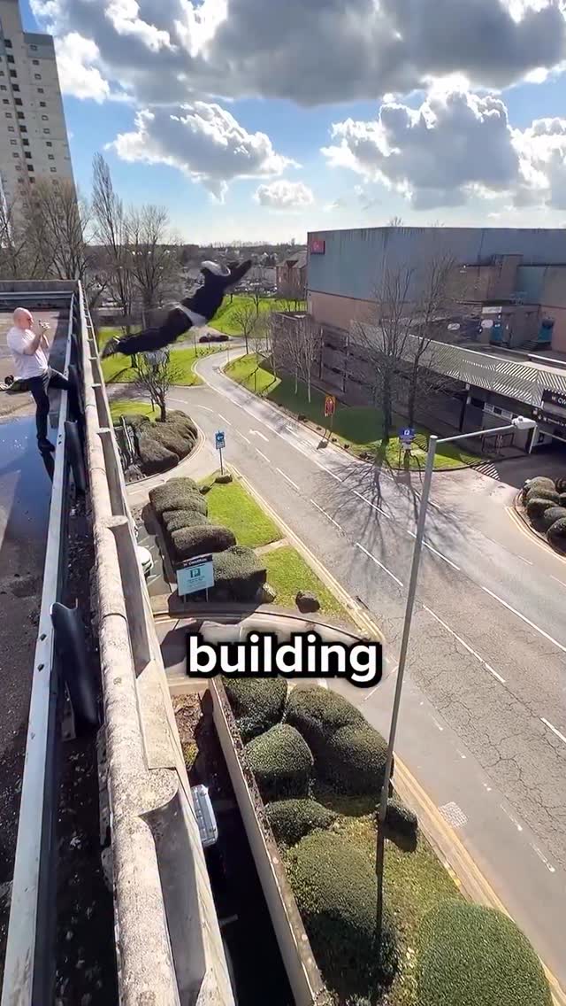 Footage: @somerton._ Sliding down a pole to break a fall works by converting downward momentum into friction against the pole’s surface, which slows the descent gradually rather than stopping it sudd