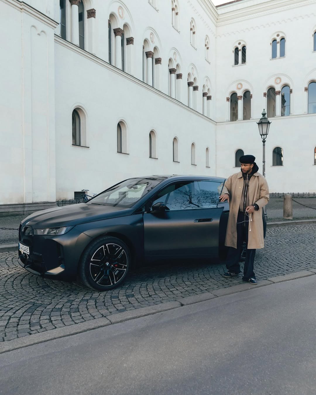 Those who said smart + fashionable canβt co-exist. Just watch @tscheeelo #BMWRepost π· @noahjameskim The BMW iX M70 xDrive. #THEiX #BMW #BMWElectric Mandatory information according to German la