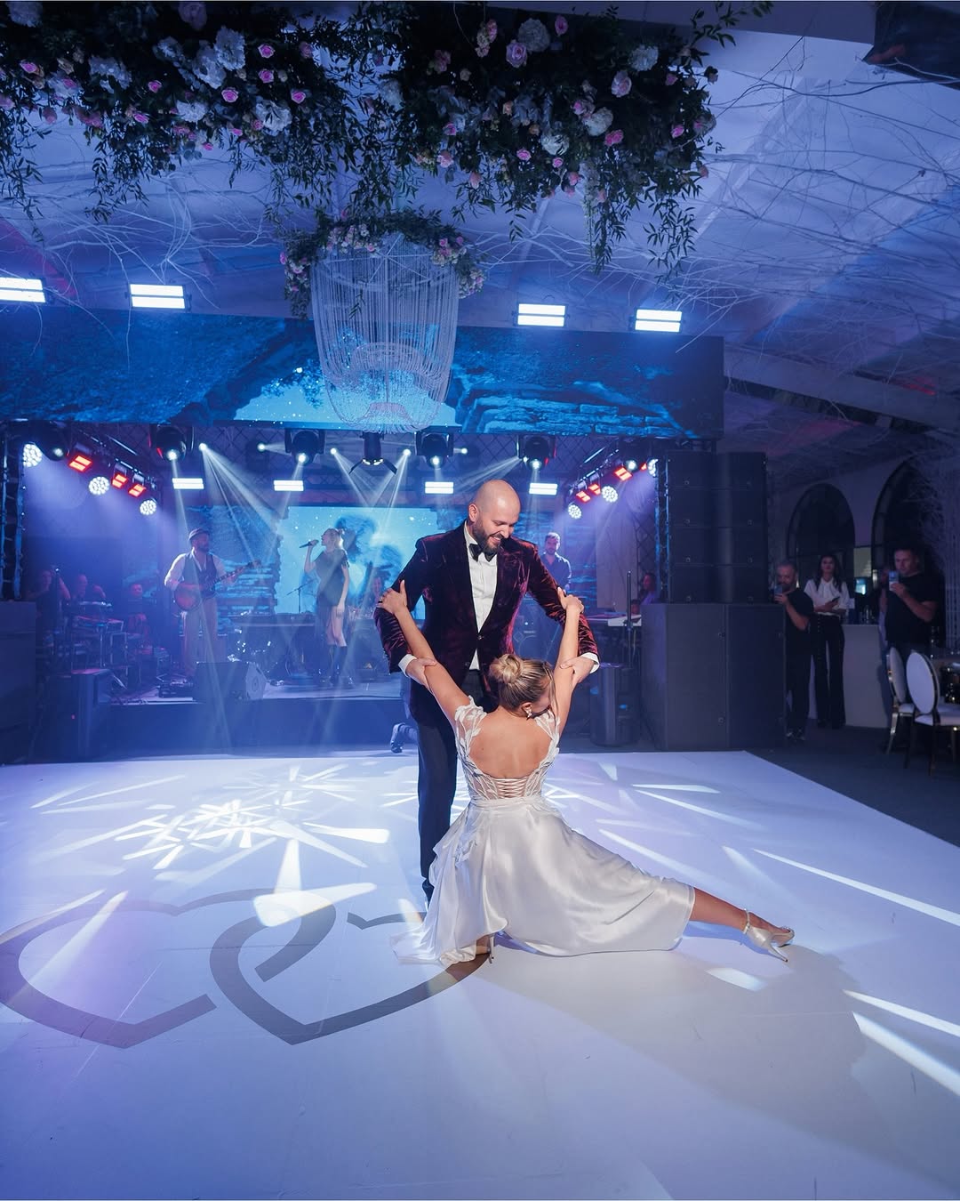 Unele petreceri nu se uită niciodată🤍 A trecut mai bine de un an de la nunta Lorei si a lui Ionut, dar energia acelei nopți încă se simte în fiecare cadru. Genul acela de seară în care uiți de timp…