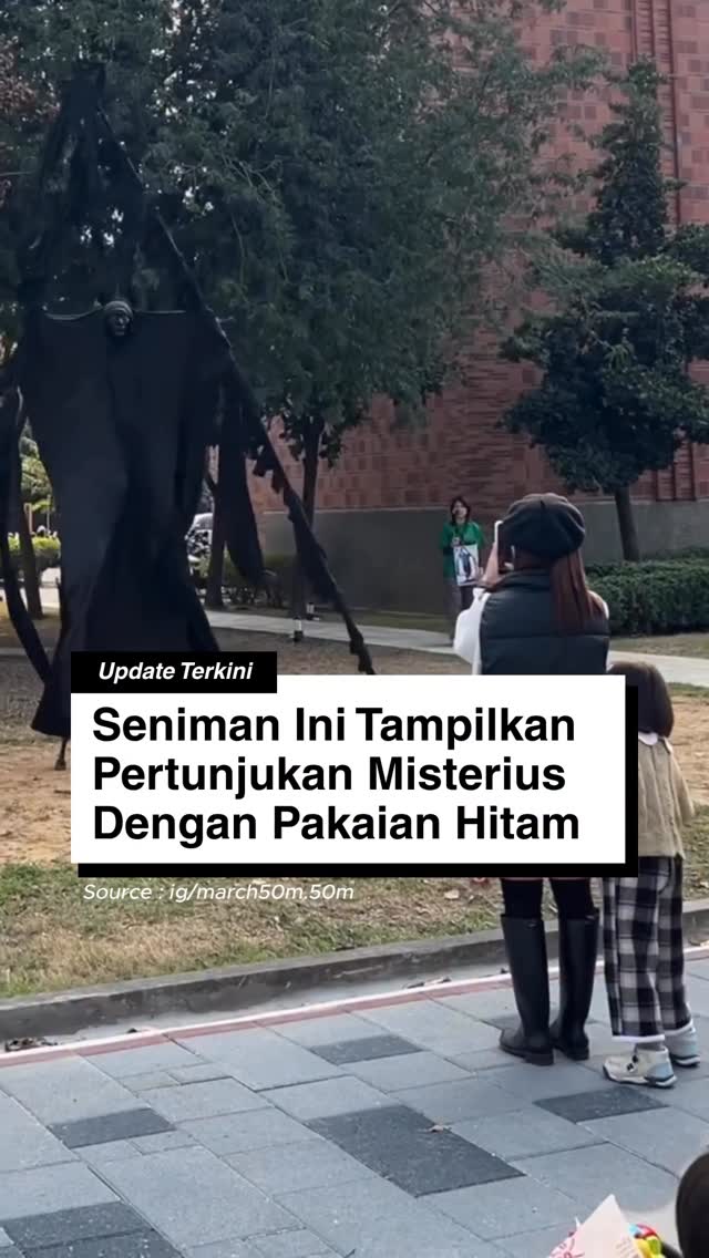 Seniman asal Jepang, Taro Yasuda, menghadirkan pertunjukan yang terasa ganjil tapi justru bikin sulit berpaling. Dengan balutan hitam pekat dan postur tinggi yang mencolok, ia bergerak perlahan seolah