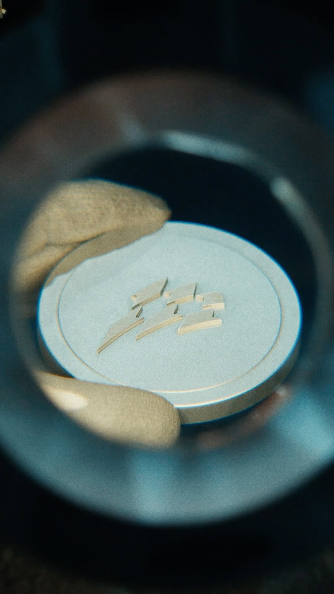 The winners’ medals of the 2026 Mezza Maratona d’Italia – Memorial Enzo Ferrari blend master craftsmanship with high technology: a bar of recycled aluminium, processed via 5-axis machinery and finishe