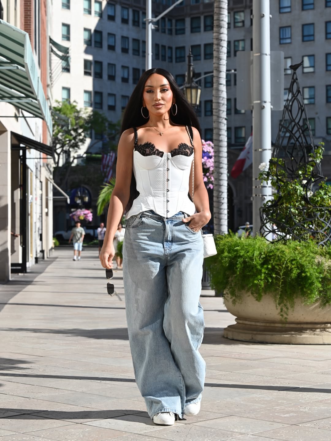 Поймана street фотографом на улицах Beverly Hills😍🔥 местные спрашивают откуда я ? И никто не верит , что Армянка 😱говорят , что похожа на бразильянку или латиноамериканку 😱 а вы что скажете ?