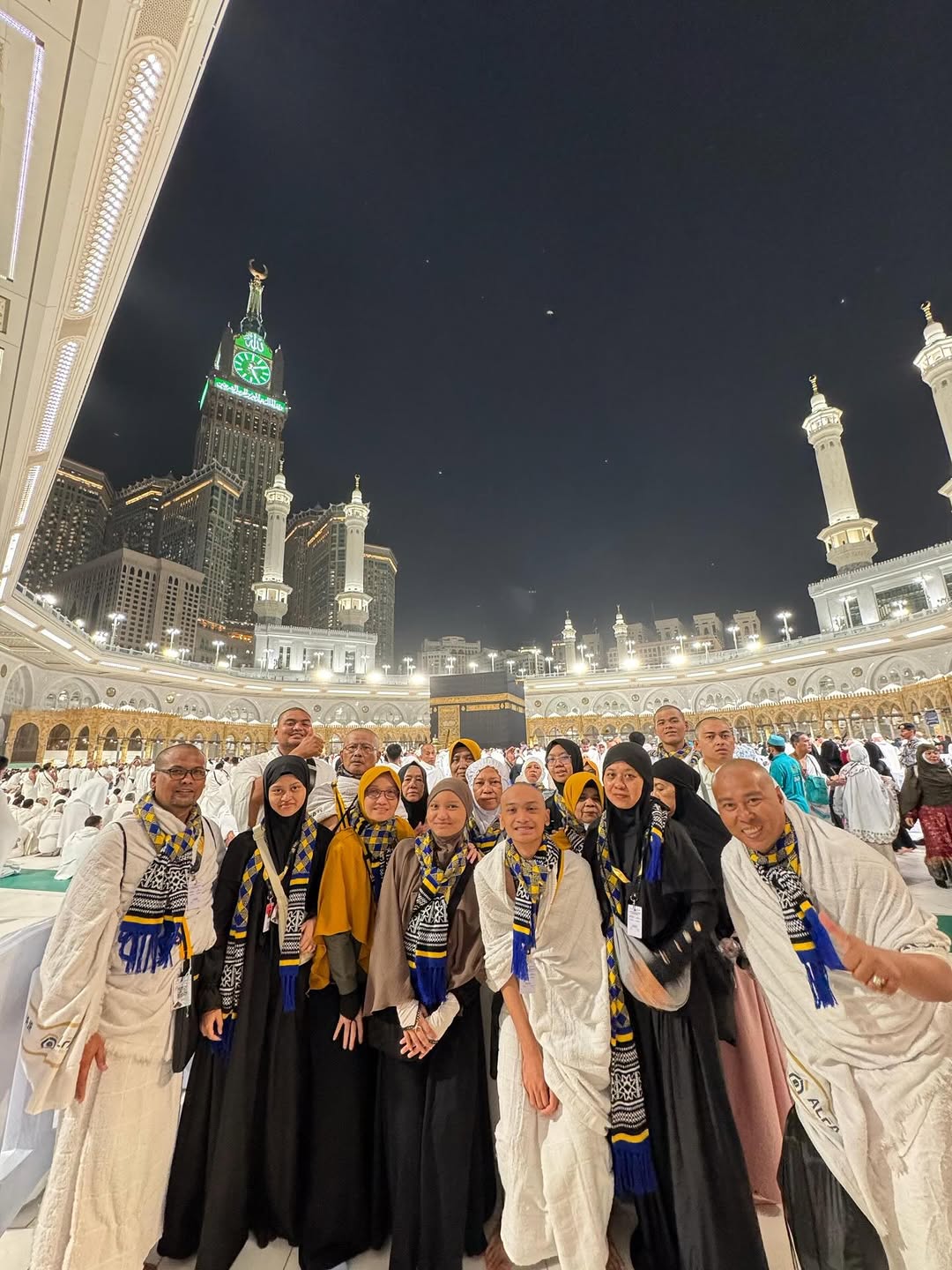 Keluarga baru yang baru kenal 11 hari… Foto ini diambil setelah kita ibadah umroh yang ke 2 di bulan suci Ramadhan…. Pernah ada yg tnya, amalan apa yg membuatku terpanggil dan terpilih oleh Allah un