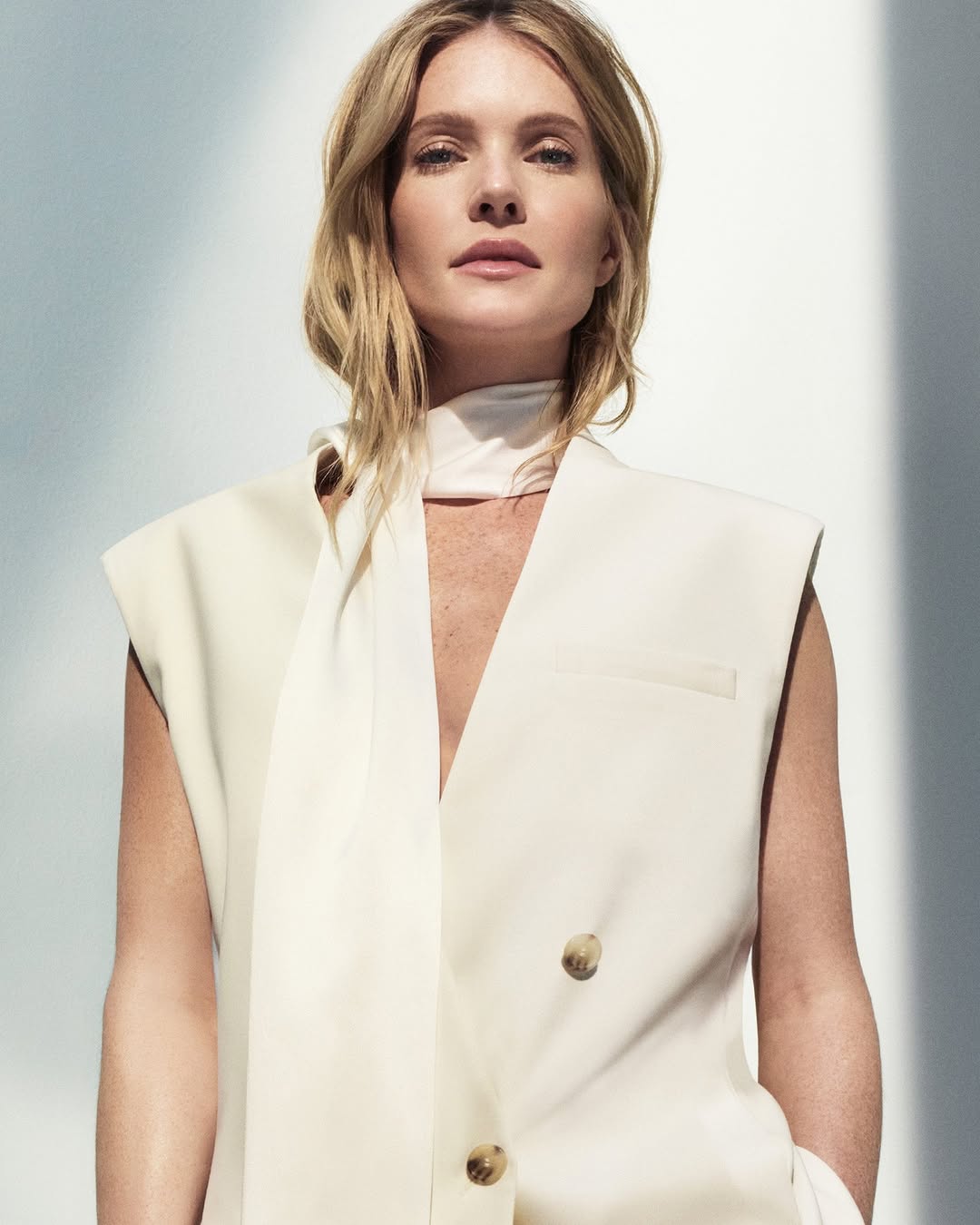 Crisp tailoring that doesnβt compromise on comfort. #MeghannFahy wears a sleeveless blazer and matching trousers from the new collection #BeYourOwnBOSS