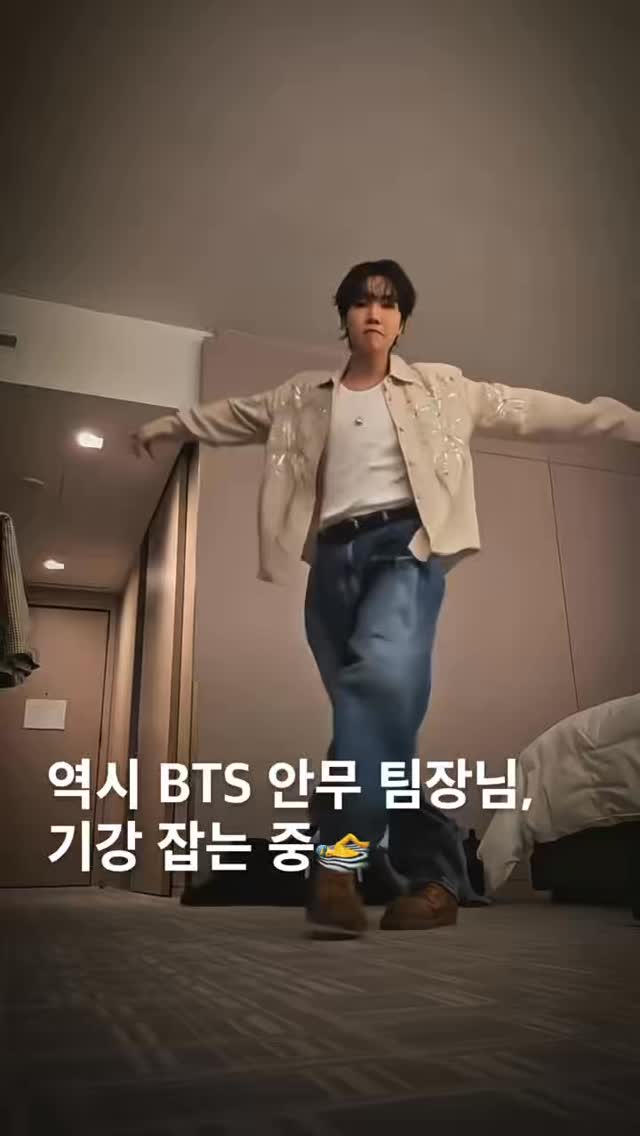 안무팀장님 제이홉🏊♂️수영 강습 중 맨날 수영 중인데, 춤까지 사랑스럽게 알려주셔 감사합니다❤️ #제이홉 #jhope #정호석 #junghoseok #btsjhope 영상: BTS official @bts.bighitofficial, jhope @uarmyhope