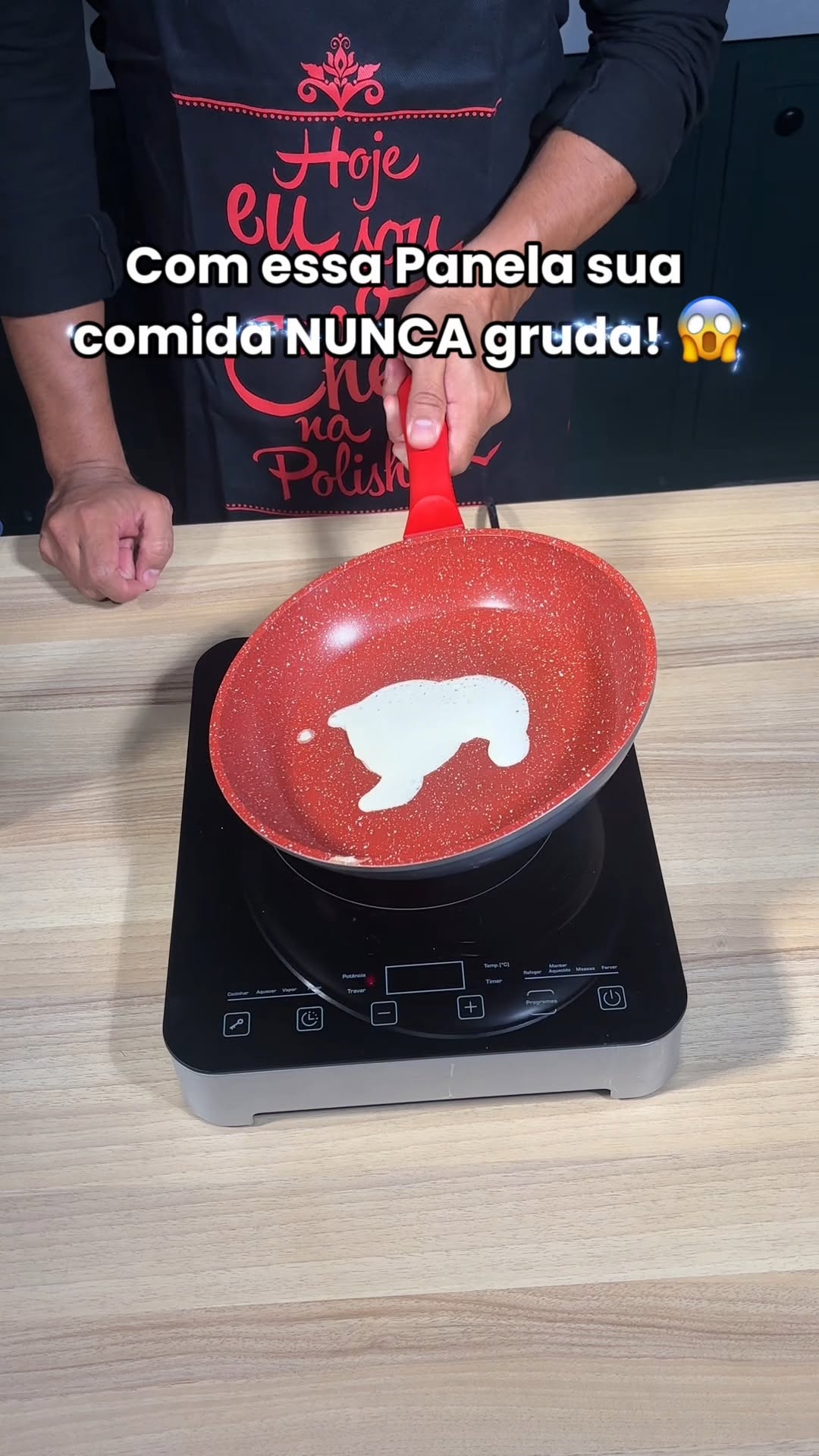 Sabe aquele momento de cozinhar e já pensar na sujeira depois? 😩 Com a Panela Polishop, isso fica no passado. Aqui, os alimentos simplesmente deslizam sem óleo, sem esforço e sem estresse ✨ 🍳 Mais s