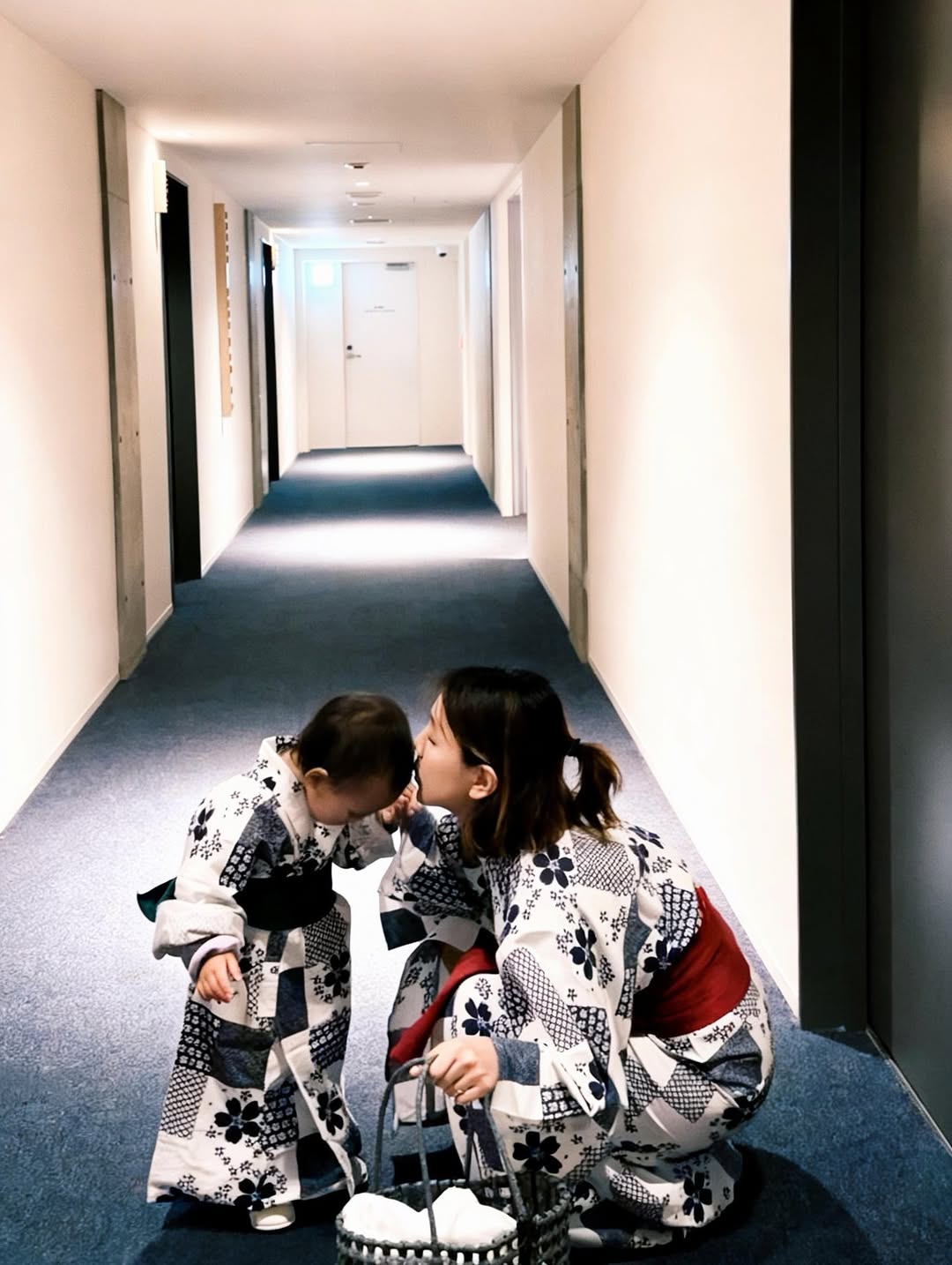 До 24 месяцев перелёт был бесплатным, поэтому мы, которые всё это время были заняты , полетели вместе с Зэрин в Японию. ♥️ Незабываемая природа. Так красиво. Каждый момент был прекрасен. И сейчас тоже