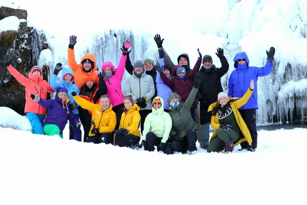 Nuestra travesía junto a @sumitoestevez sigue sumando momentos increíbles🇮🇸❤️ Hoy el camino nos llevó desde la imponente silueta de Kirkjufell hasta la paz de la iglesia de Búðir, conectando con l