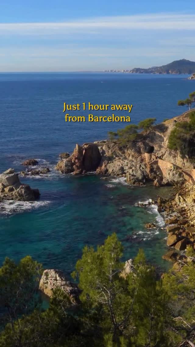 Just 1 hour from Barcelona, Lloret de Mar reveals a completely different side of the Costa Brava that most travelers don’t expect. Known worldwide for its vibrant nightlife and summer energy, this des