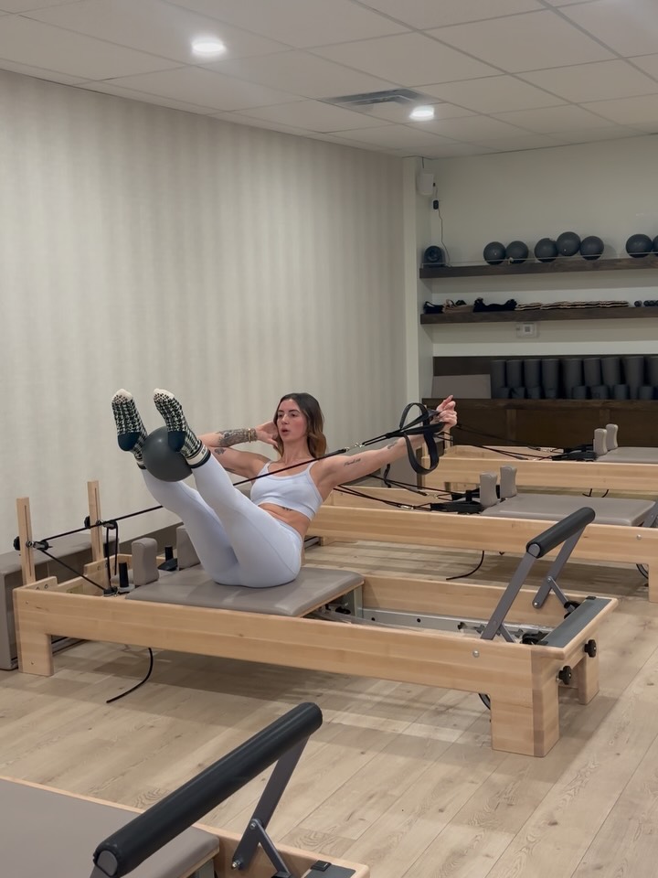 Obliques focus w/ a little arms, inner thighs, balance, coordination, control. Really every Pilates move is full body😭 #pilatesinspiration #pilates #pilatesinstructors #motivation