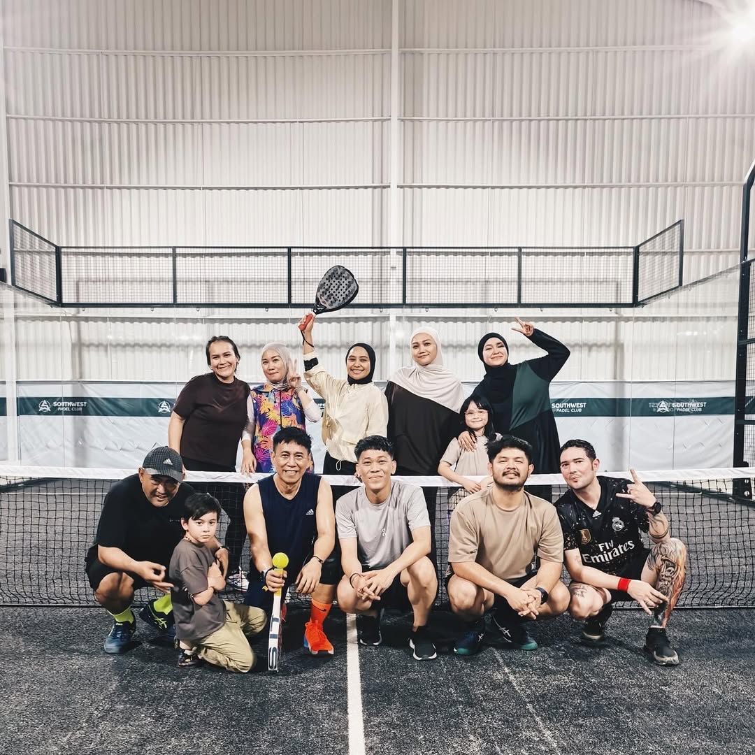 Berhubung partner badminton pada mudik, mari mulai cabor baru sama org2 “pemain inti” (ga mudik)🤣 #aryanifitriana #donnymichael #padel