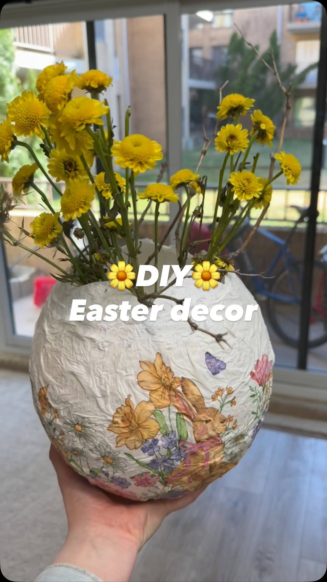 Super easy & cheap DIY Easter vase 🐣✨ Perfect for decorating your home! Save for Easter 🙌😍 Follow @tanya_with_3kids for daily hacks 💁♀️ #hacs #Easter #happyeaster #diy #springdecor