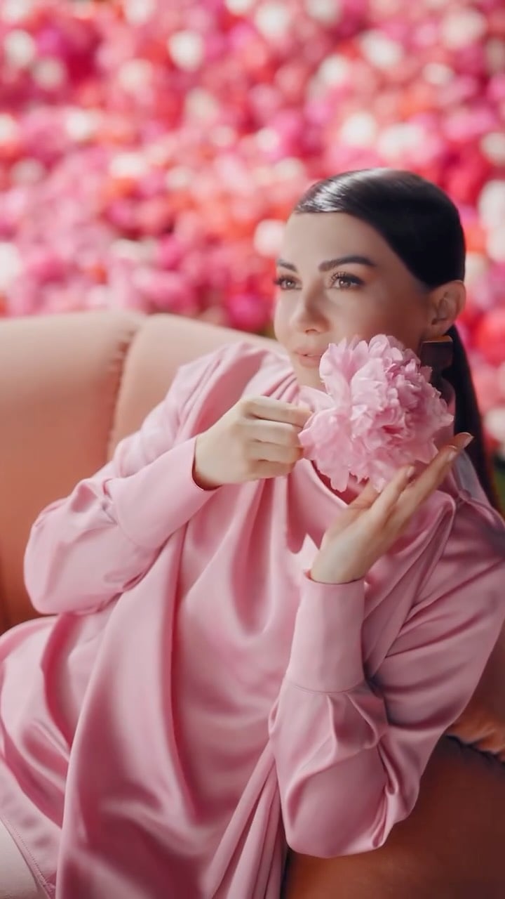 Şehir hızlı, gün uzun. Burcu’nun şehir temposuna @yumostr eşlik ediyor. Koku ritüelini bir adım öteye taşıyor. Editor-in-Chief @baglankeskin Director @ataakel D.O.P. @firatlitasozbir Fashion Direc