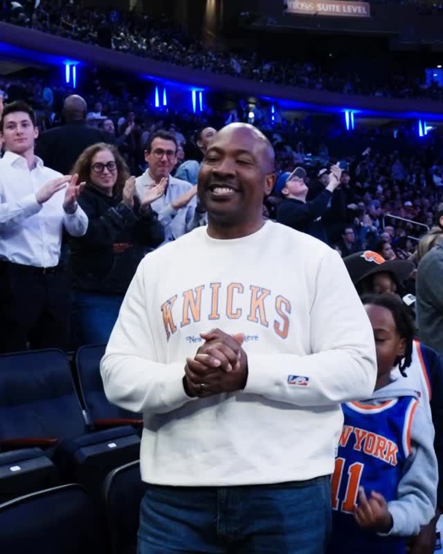 A Madison Square Garden standing ovation for NYPD Assistant Chief Aaron Edwardsππ§‘ #ThankYouNYPD