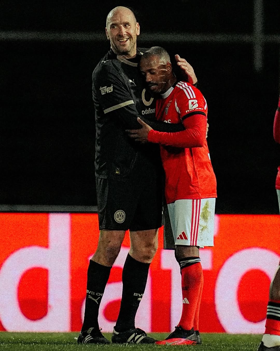 β«οΈπ‘ β‘οΈπ΄βͺοΈ πππππ fΓΌr dieses Spiel und Euren Besuch, @slbenfica! Ein schΓΆner und atmosphΓ€rischer Abend endet mit einem 1:1. π€