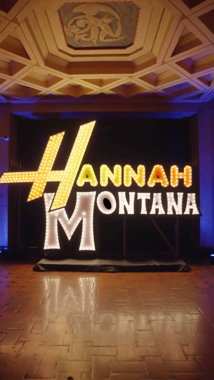 A VIP first look at the Hannah Montana 20th Anniversary Premiere, filled with nostalgia, throwbacks, and all the iconic energy ✨ The Hannah Montana 20th Anniversary Special is Now Streaming on Disney