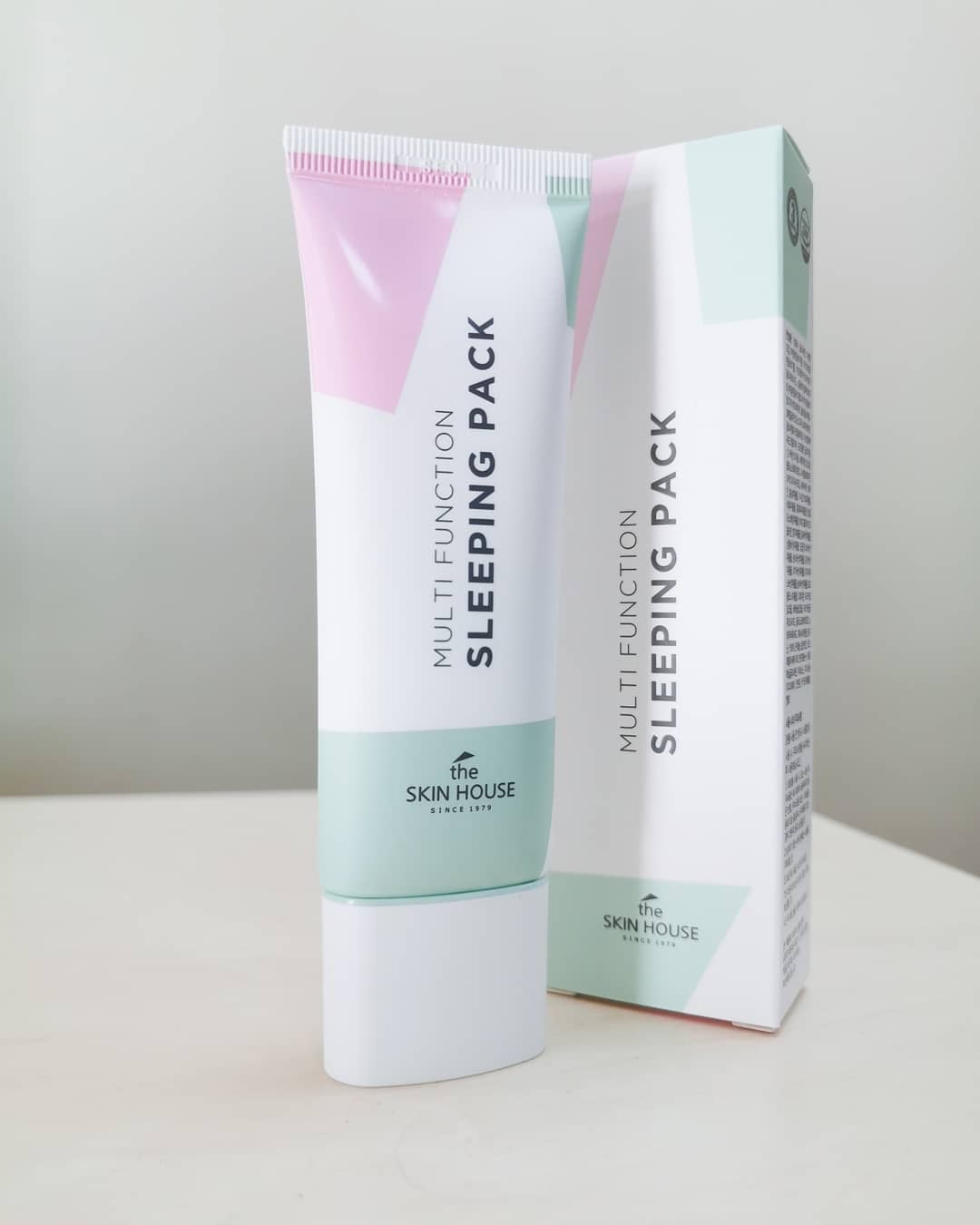 Нет времени делать маски для лица🙀 Попробуйте ночные маски 💡 Пока вы наслаждаетесь сном, маска ухаживает за вашей кожей) 1. THE SKIN HOUSE Многофункциональная восстанавливающая ночная маска. Придает